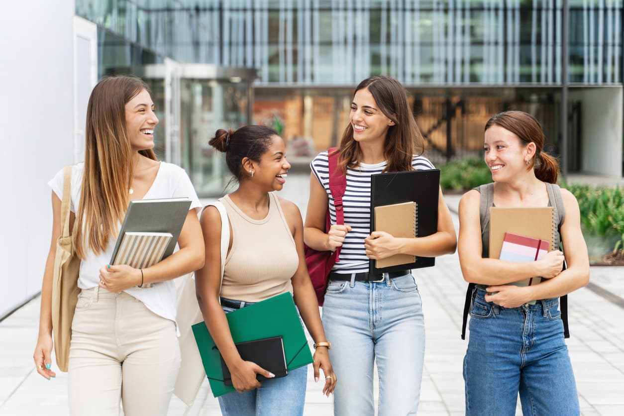 Iscrizioni Scuole 2025: dalle Elementari alle  Superiori, Guida Pratica per le Famiglie