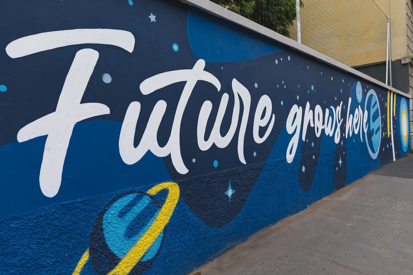 "Future grows here": la BES - Bilingual European School Milano inaugura il nuovo Campus Resegone con un murales firmato dai suoi studenti